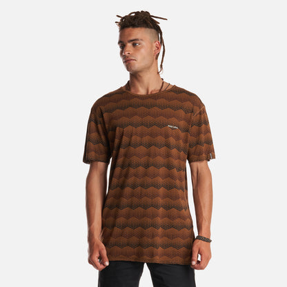 Polera Hombre Bi-Curioso Print Mostaza Haka Honu