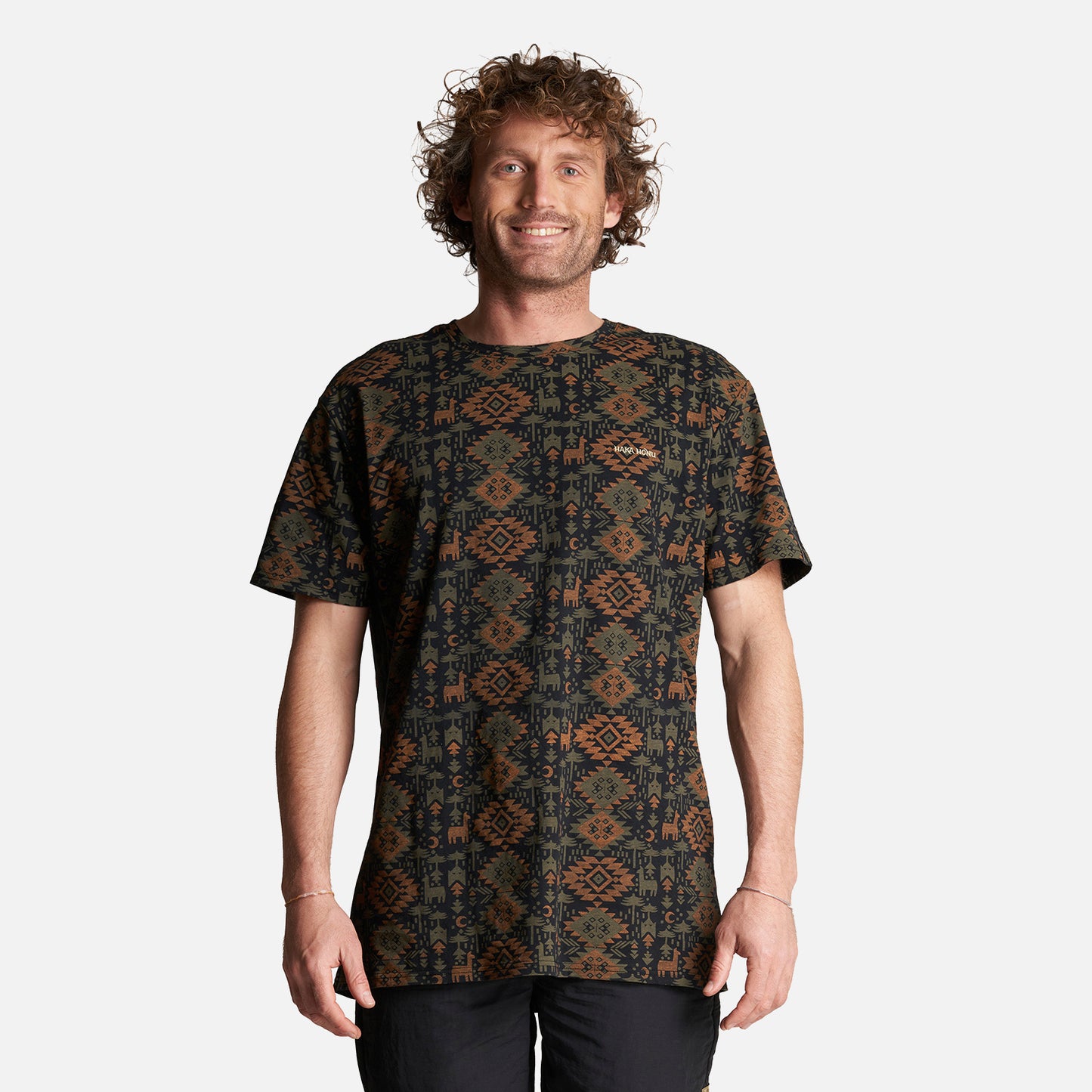 Polera Hombre Llámalo Print Negro Haka Honu